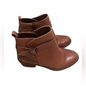 VINCE CAMUTO booties. Size 6.5M. Gently worn with a few scuffs.